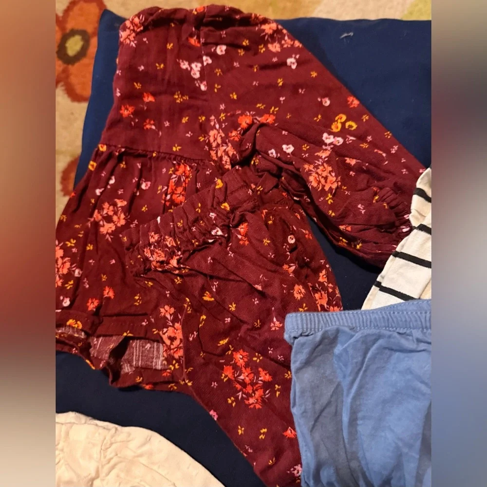 Lot of 5 baby girl outfits 3-6 months and a hoodie Zara Old Navy and Carters